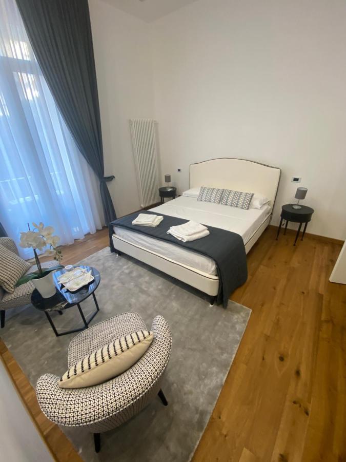 Downtown Napoli B&B - E Si Nun Canto Moro Bagian luar foto